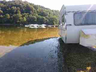 Camping La Romiguiere : 2019 07 04 il voulait un emplacement au bord de l eau